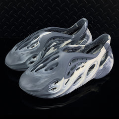 Sandálias masculinas coreanas camufladas com buracos de coco Baotou Hollow Sandálias de praia de tamanho grande