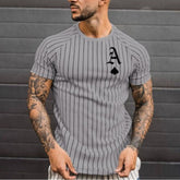 Camiseta masculina com estampa de cartas de baralho e gola redonda de manga curta