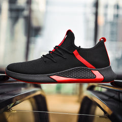 Cómoda parte superior de punto volador con suela antideslizante.