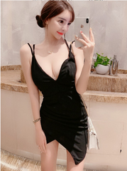 Vestido com decote em V e ajuste no quadril