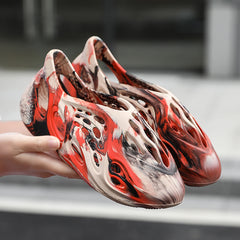 Sandálias masculinas coreanas camufladas com buracos de coco Baotou Hollow Sandálias de praia de tamanho grande