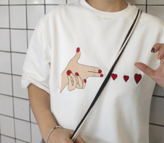 Camisa de manga corta con corazón bordado