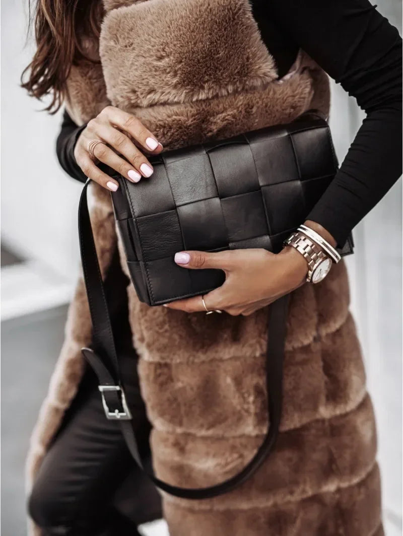 Women’s long, comfortable tank top coat with a round neck — versatile for leisure, work, or vacation.