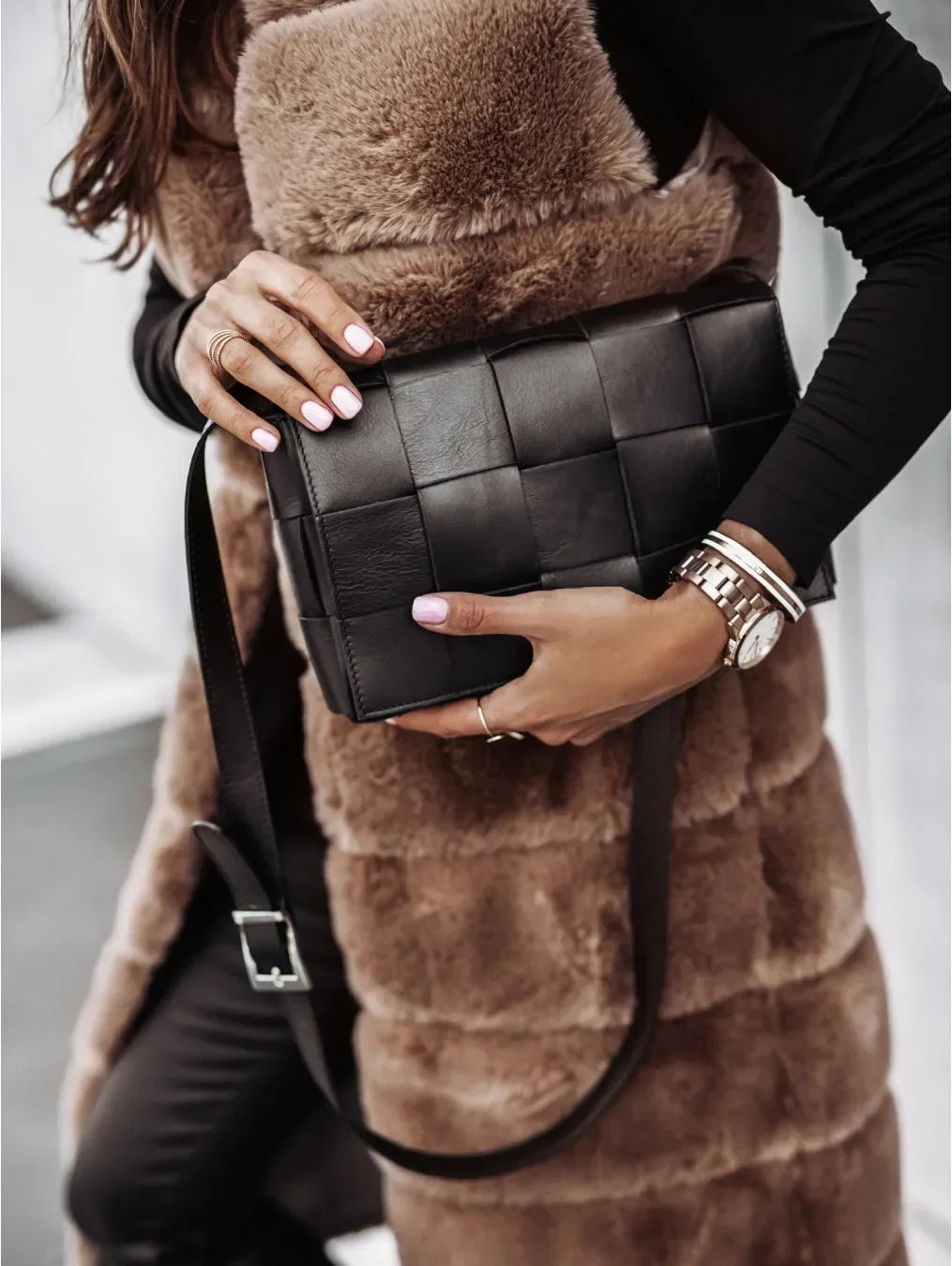 Women’s long, comfortable tank top coat with a round neck — versatile for leisure, work, or vacation.